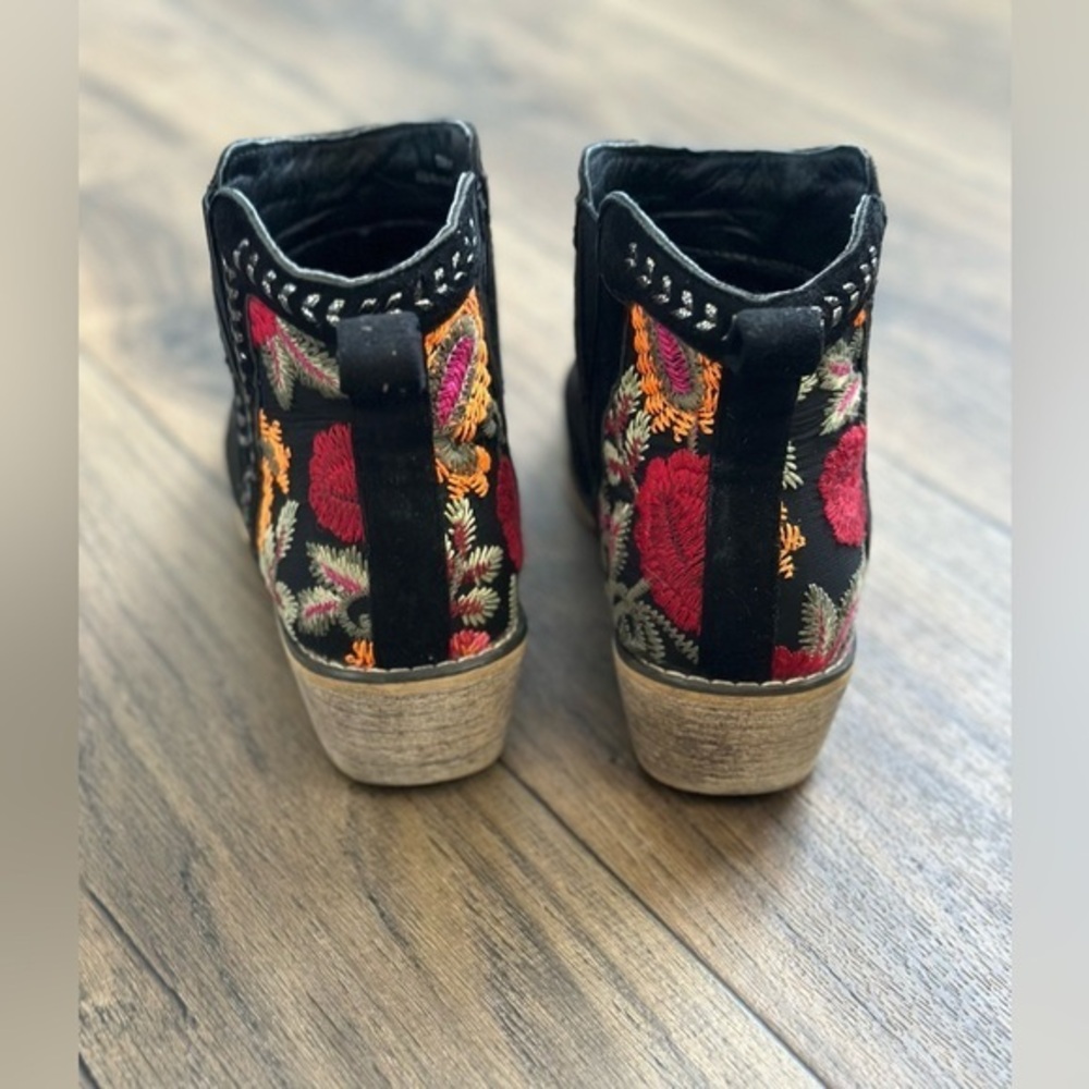 Tiara Topa Black Faux Suede Multi‎ Floral Embroidered Ankle Boots-Women’s Size 7 - Picture 2 of 7